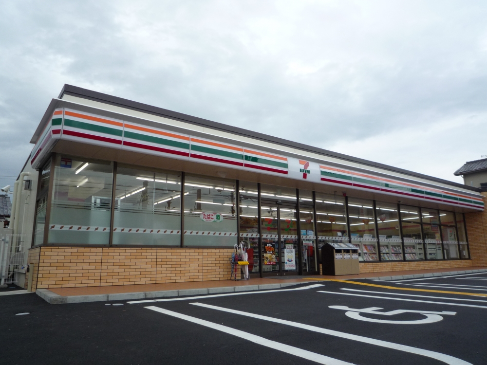 Convenience store. Seven-Eleven Kuzuhaasahi store up (convenience store) 604m