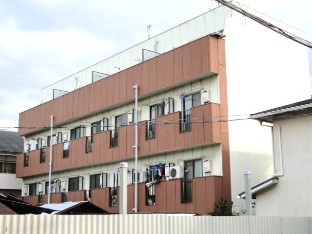 Building appearance. The third floor is 1ROOM, 4 floor only 2K type from the first floor. 