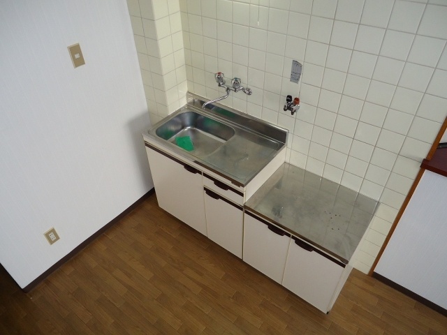 Kitchen. Two-burner gas stove can be installed