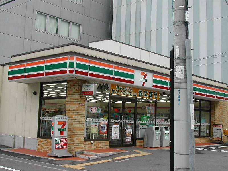 Convenience store. Seven-Eleven Hirakata City Hall 346m to the store (convenience store)