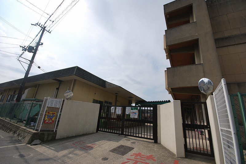 Primary school. 543m to Hirakata Municipal Sakuragaoka Elementary School (elementary school)