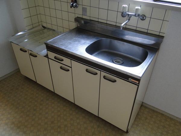 Kitchen. Two-burner gas stove is the possible installation. 