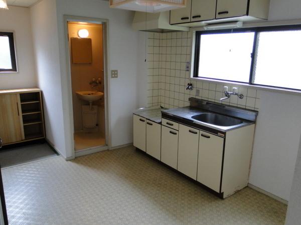 Kitchen. This room does not have a sink before the window. 