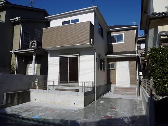 Same specifications photos (appearance). The first floor is marked with a shutter shutters and lattice.