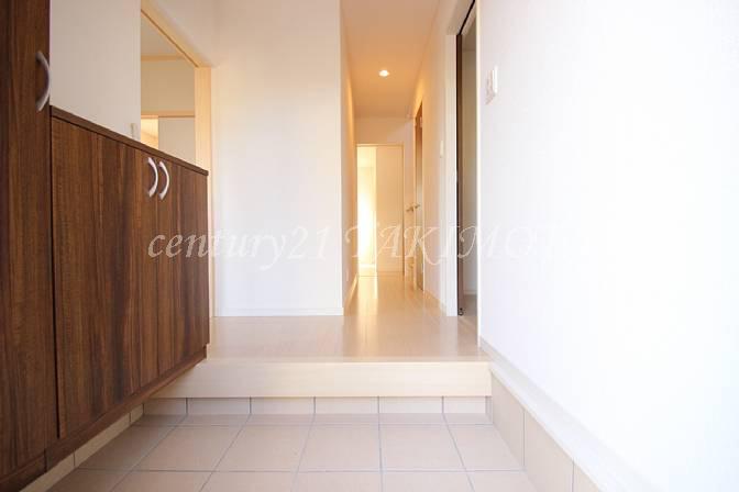 Entrance. There is also a door that leads to a Japanese-style room in the entrance next to.