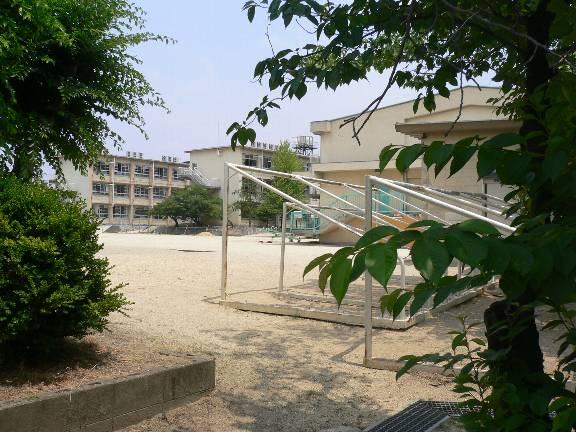 Primary school. Hirakata 1573m until the City Tsuda Elementary School