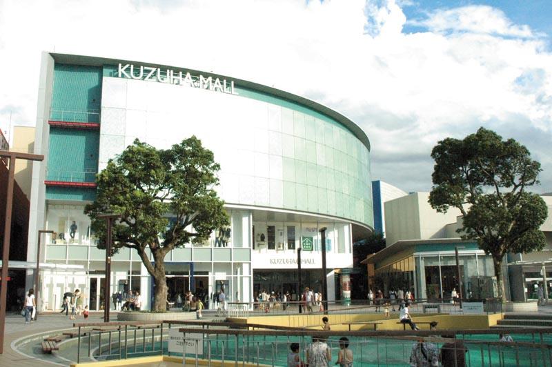 Shopping centre. Keihan scraps until Mall 2580m Izumiya ・ Keihan Department ・ Daiei, Inc. ・ Because it contains a specialty store of 170, Enjoy shopping with the whole family on holiday