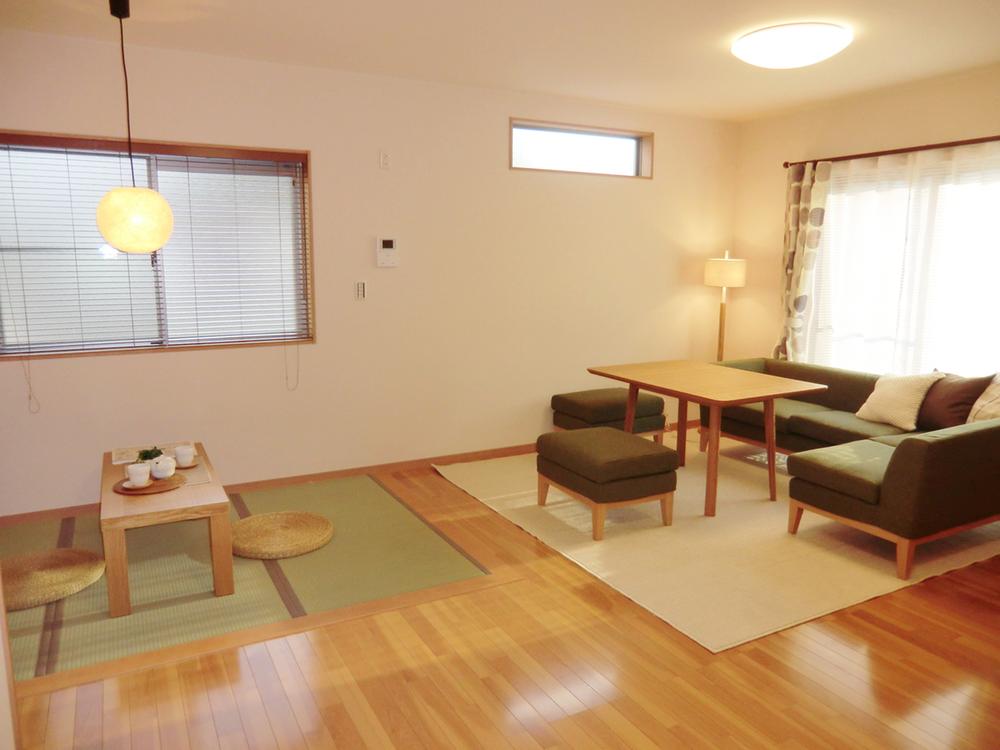 Living. Established a tatami corner in the living room. You can also take advantage of a relaxation space in between household chores