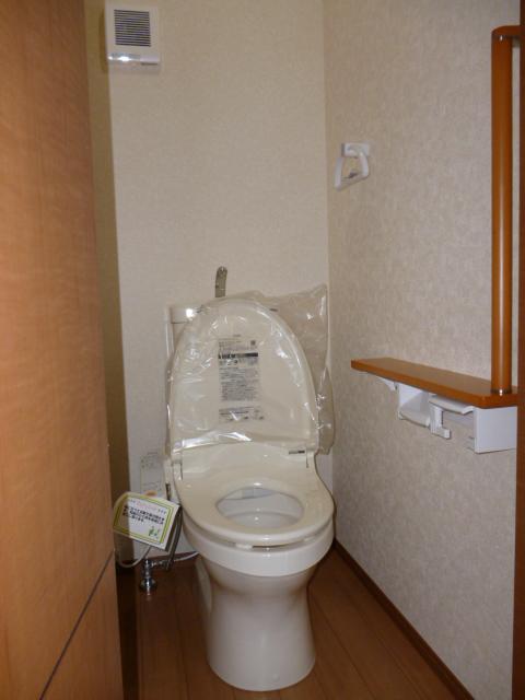 Toilet. Bidet ・ With handrail