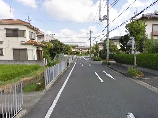 Local photos, including front road. Secondary road