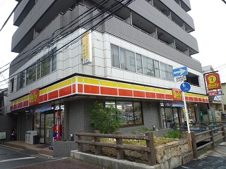 Convenience store. 50m to the Daily Yamazaki (convenience store)