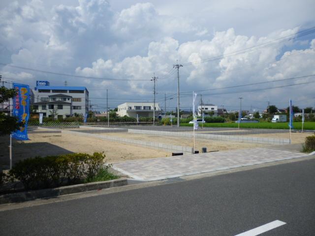 Local photos, including front road. Front road have also been upgrading sidewalk, It is safe for small children! I am happy is followed by a sidewalk to a nearby park! Exercise plaza also widely, Also fulfilling been installed play equipment! 