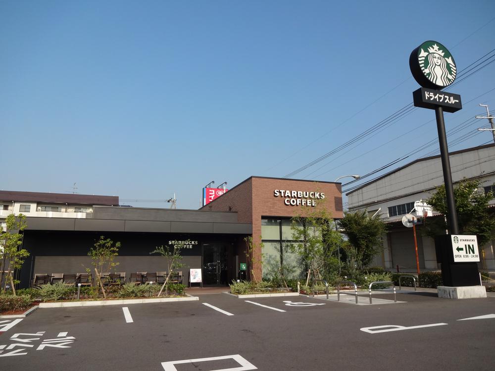 Streets around. 150m to Starbucks
