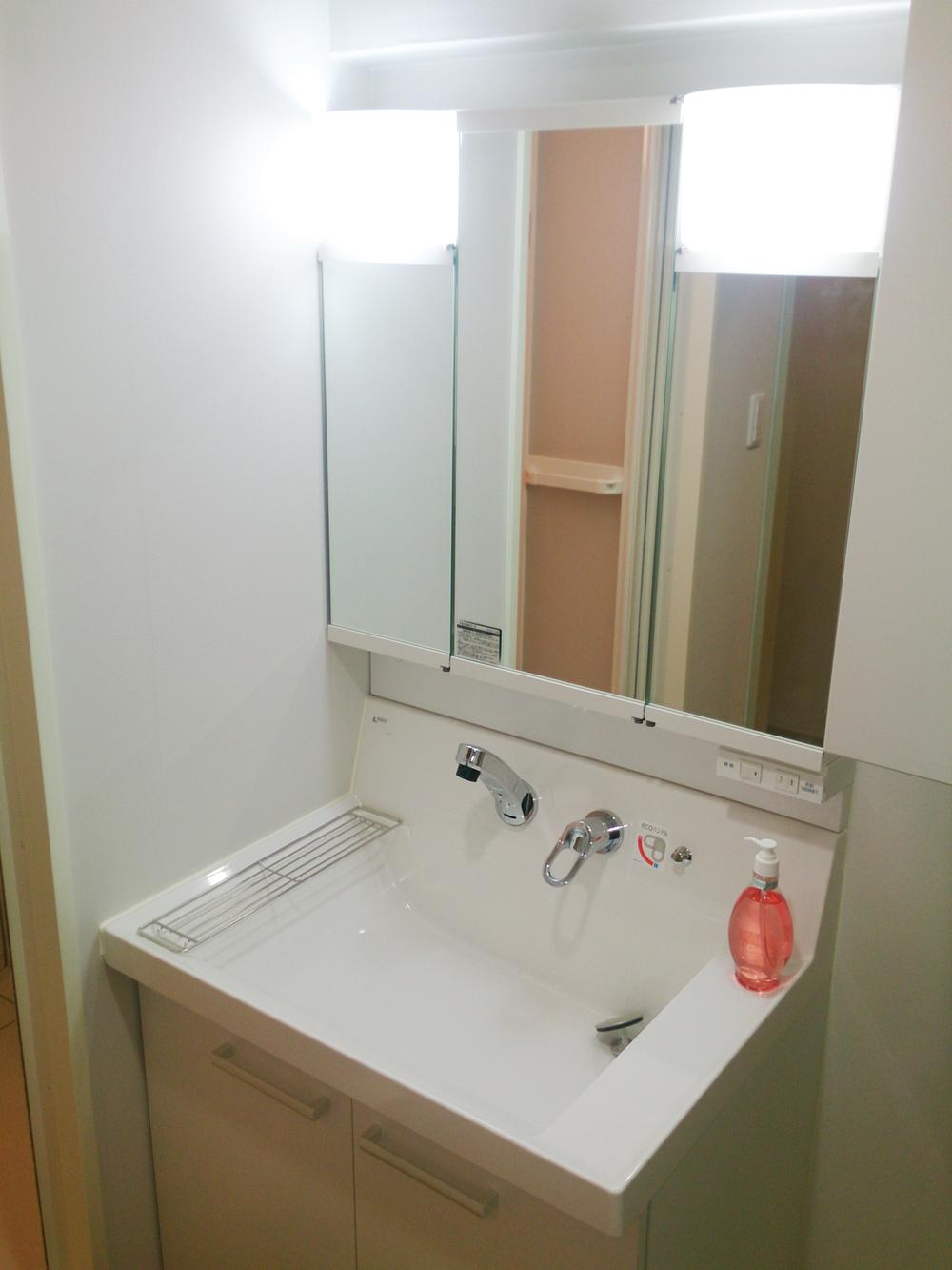 Wash basin, toilet. Renovation already washroom to clean It is a new article.