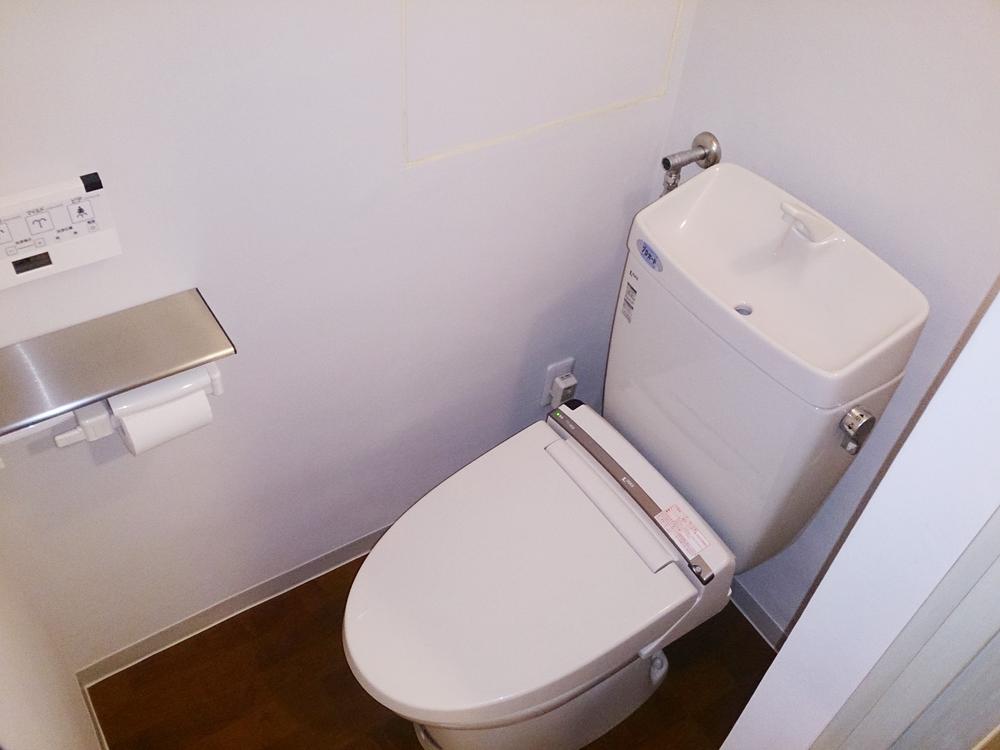 Toilet. Can you live anytime soon in the Washlet equipped.