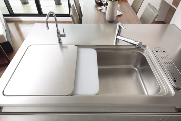 Kitchen.  [2D sink] Cooking block plate and cutting board plate to wide sink has been set, Is a sink of the excellent two-stage rib structure in usability (same specifications)