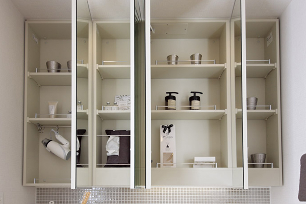 Bathing-wash room.  [Kagamiura storage] The large mirror back, Storage space come in handy to organize, such as cosmetics have been secured ( ※ )