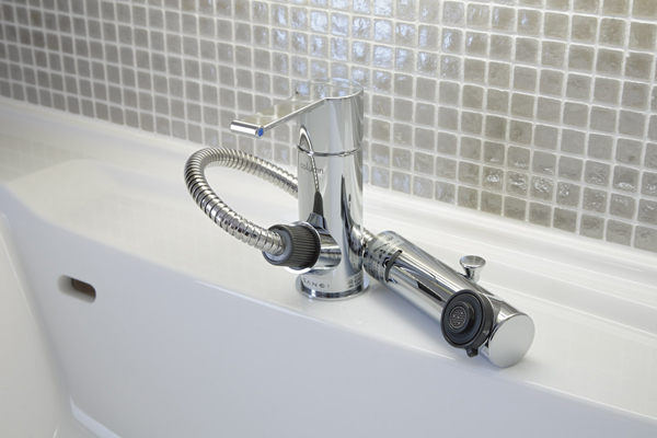 Bathing-wash room.  [Single lever mixing faucet with a hose] Single lever faucet hot water temperature adjustment of the one-touch. If pulled out the hose can be used as a convenient hand shower (same specifications)