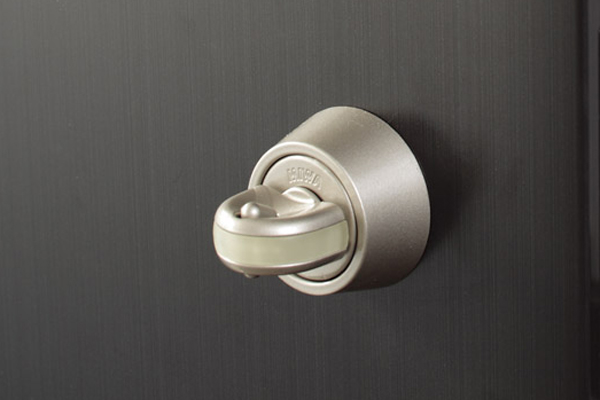 Security.  [Thumb turning prevention device] Knob to lock from the room (thumb) is, Crime prevention thumb turn that has been devised to not turn be applied or unnatural force is in such as forcibly turning or tool from the outside has been adopted (same specifications)