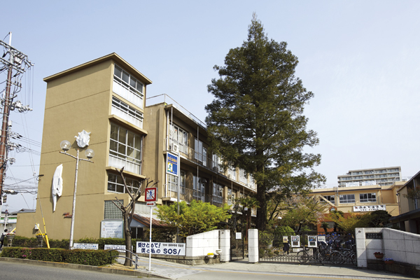 Surrounding environment. Ibaraki Municipal YoTadashi junior high school (a 9-minute walk ・ About 690m)