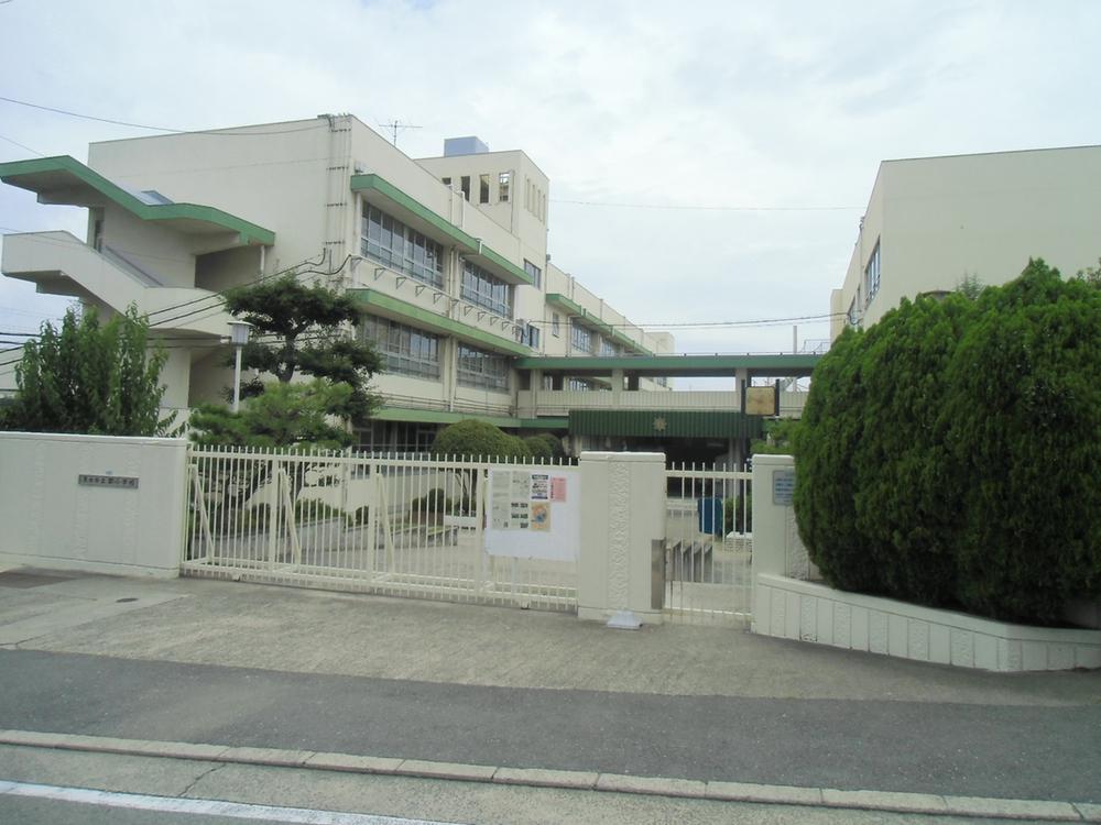 Primary school. Ibaraki Tatsugun to elementary school 1095m