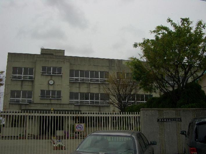 Primary school. Ibaraki 946m to stand Shirakawa Elementary School