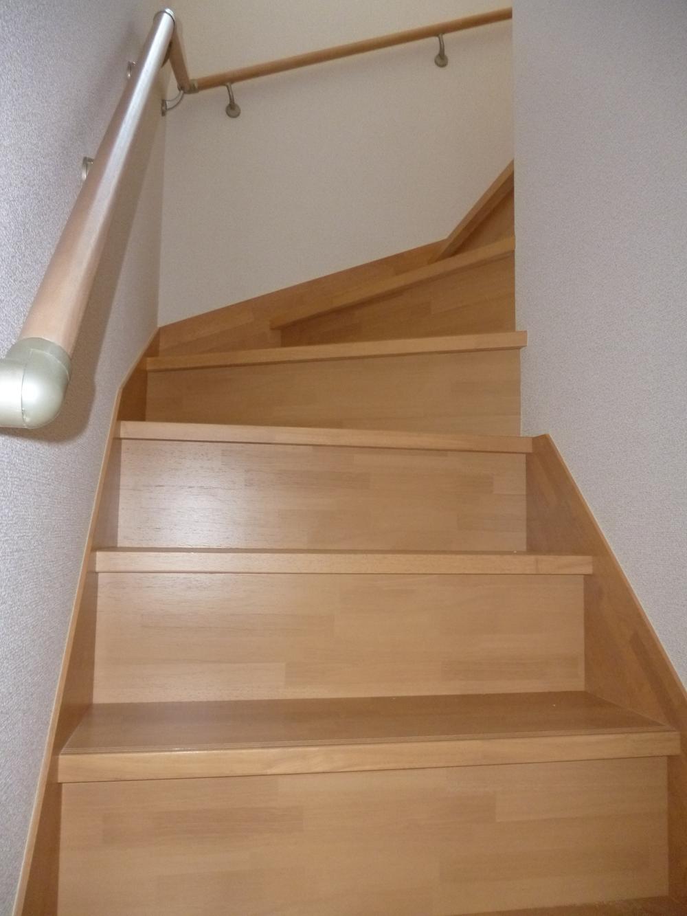 Other introspection. Spacious staircase with a handrail (910cm)
