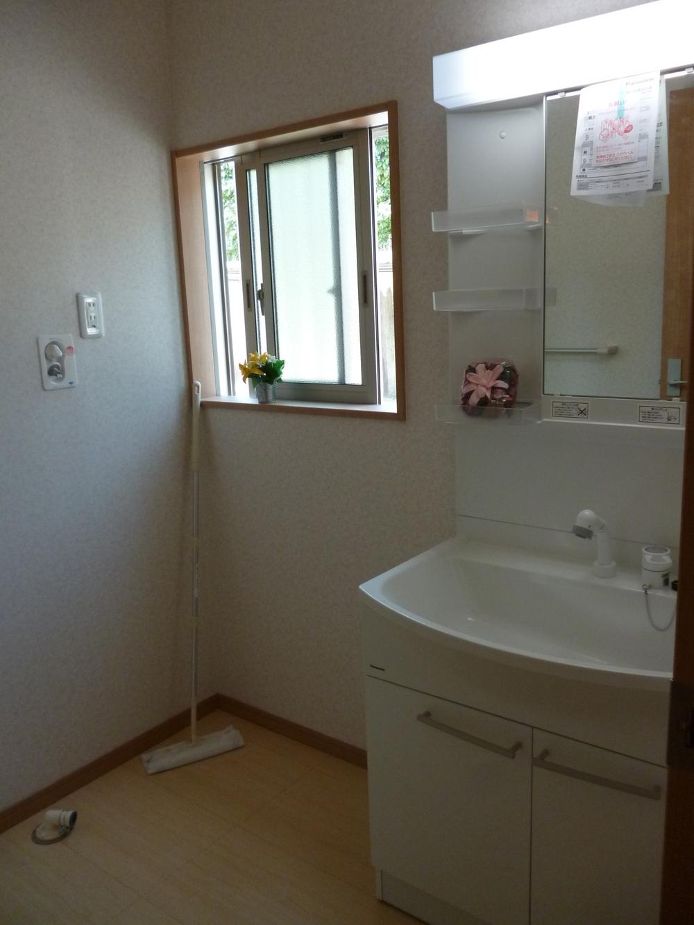 Wash basin, toilet. There is under-floor storage (specification example)