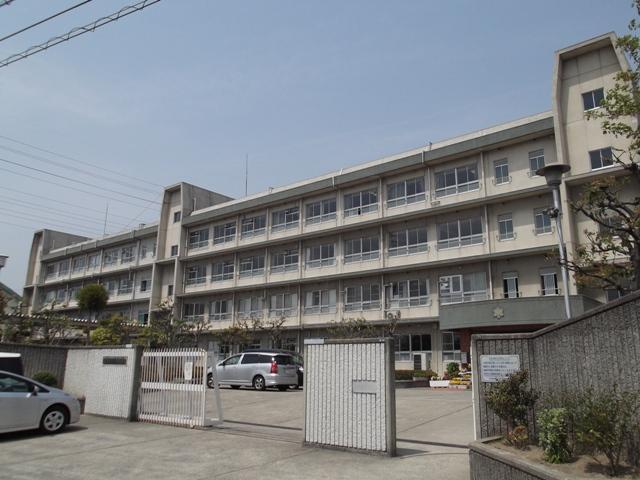 Junior high school. 1050m to Ota junior high school