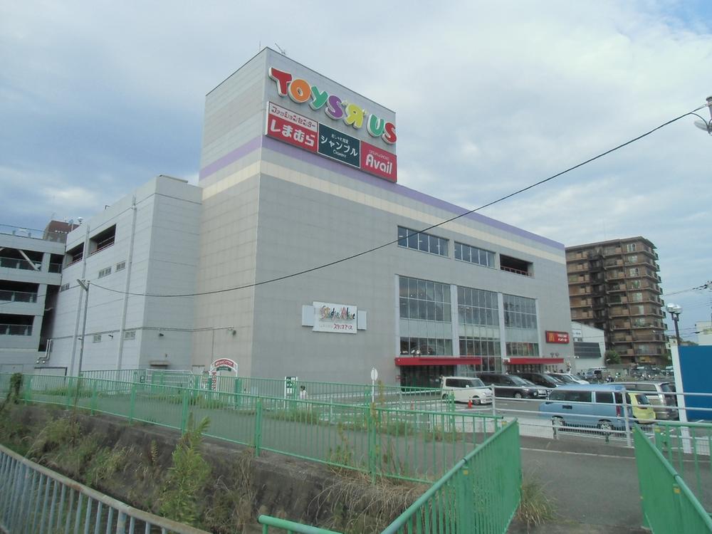 Shopping centre. 576m to the Fashion Center Shimamura Ibaraki shop