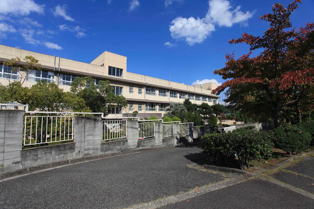 Primary school. Ibaraki Municipal Nishi Elementary School up to 718m