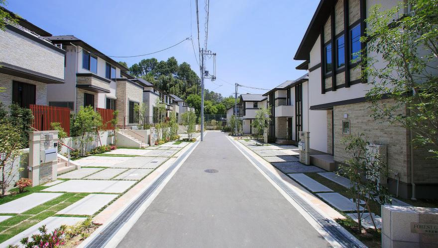 Local appearance photo. Green full of calm streets