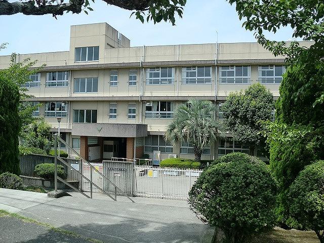 Primary school. Ibaraki Municipal Nishi Elementary School up to 296m