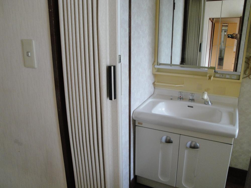 Wash basin, toilet. Indoor (10 May 2013) Shooting