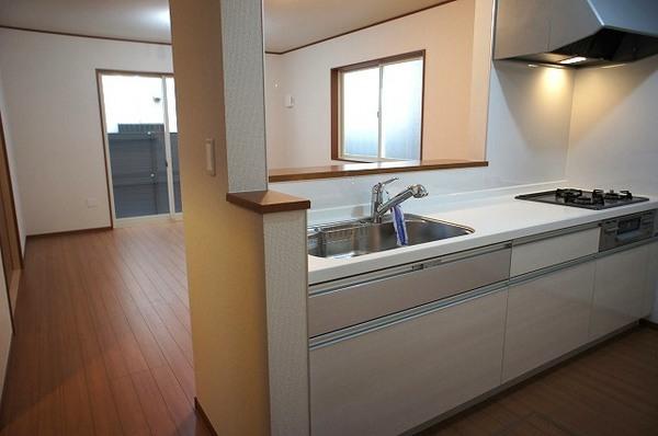 Same specifications photo (kitchen). Face-to-face kitchen where you can enjoy a conversation