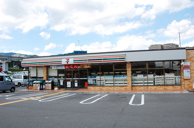 Convenience store. 500m to Seven-Eleven (convenience store)