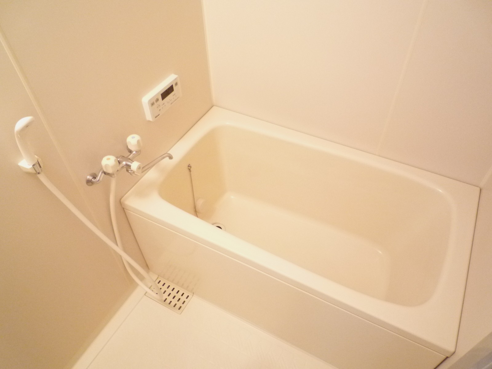 Bath. High temperature hot water feed