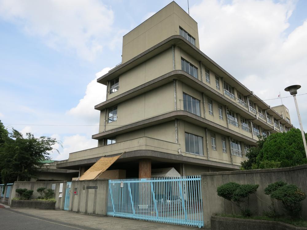 Primary school. Ibaraki Municipal Higashinara to elementary school 781m