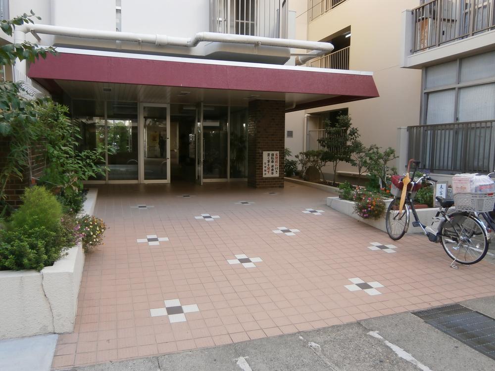 Entrance. Common areas