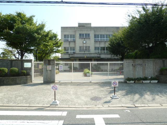 Primary school. Ibaraki 440m to stand Shirakawa Elementary School