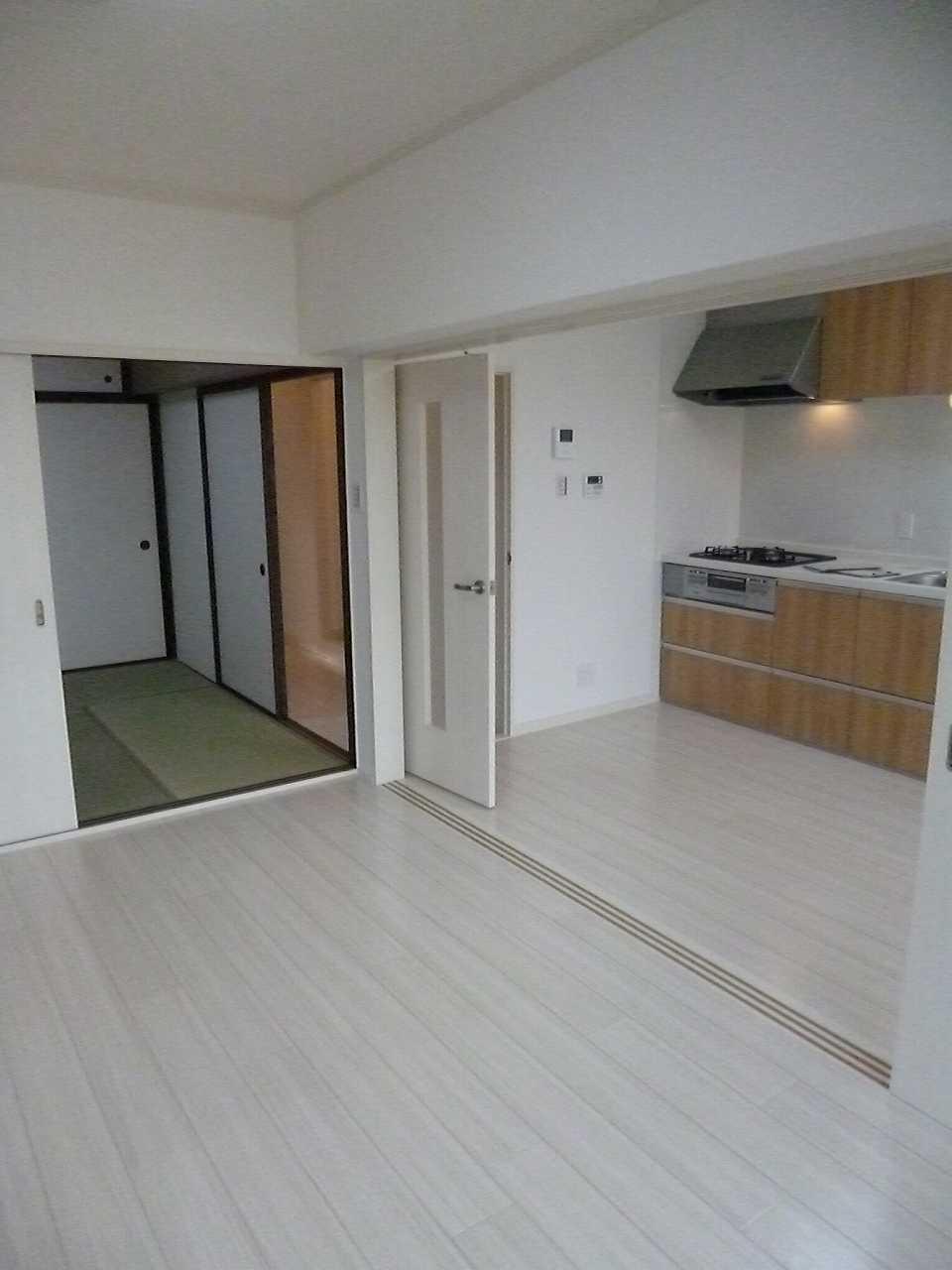 Non-living room. Dining from Western-style