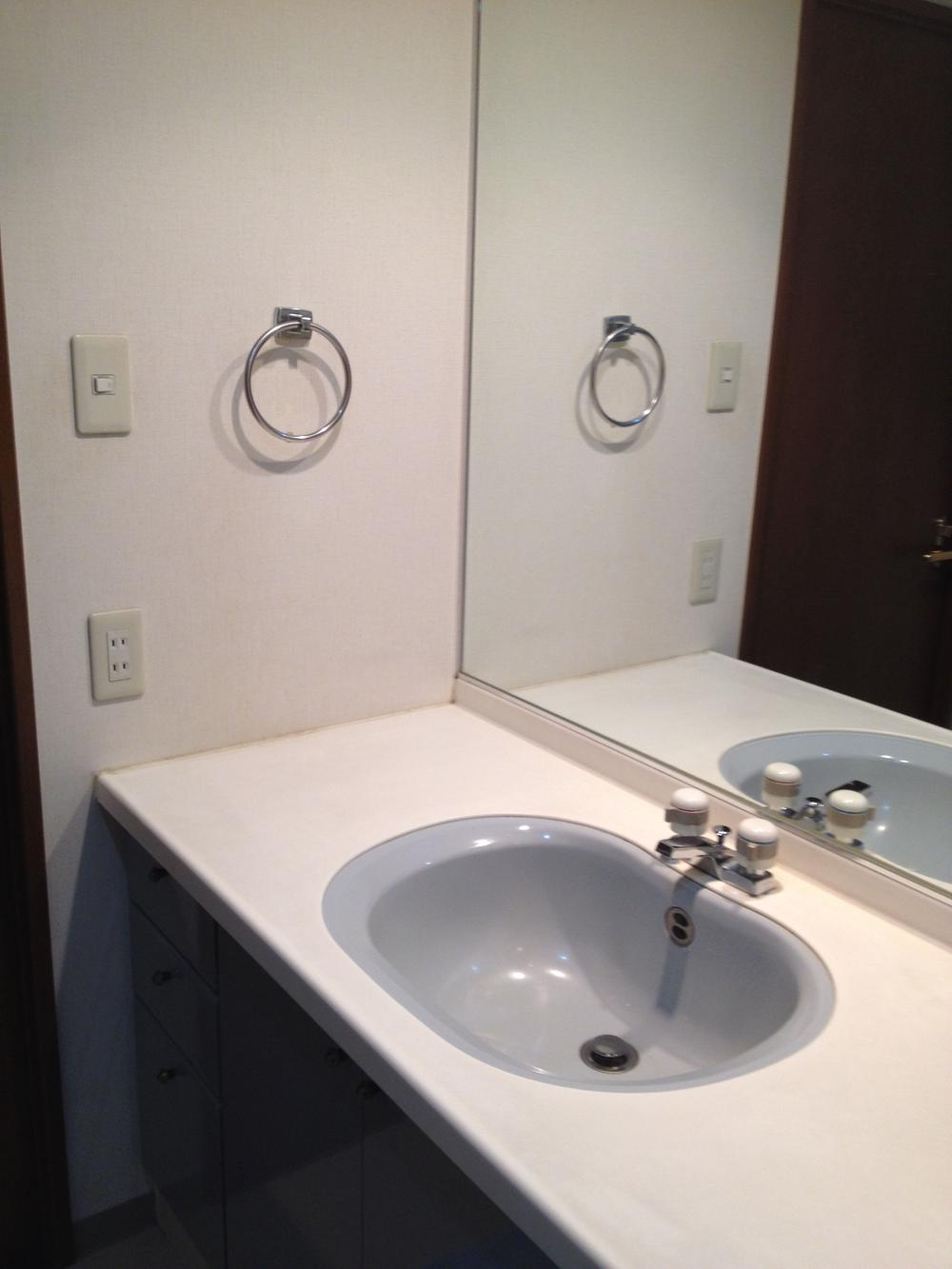 Wash basin, toilet. Indoor (12 May 2013) Shooting