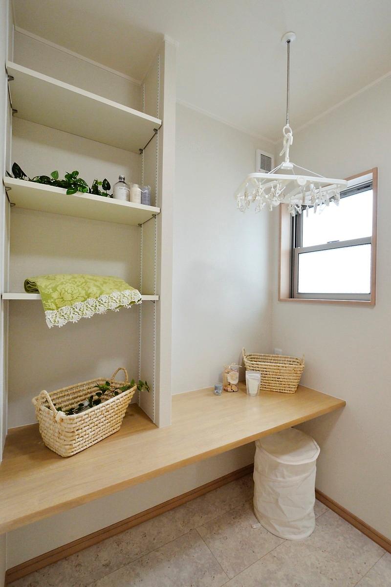 Wash basin, toilet. Local model house "Mrs. Corner" (2013 October shooting)