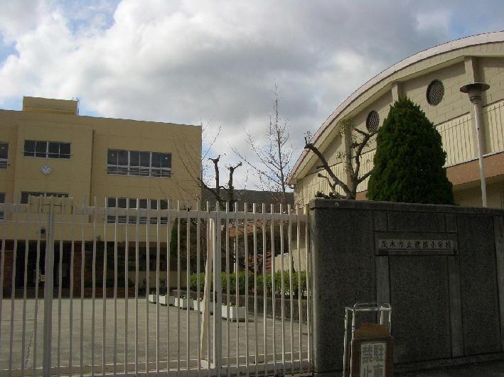 Primary school. Ibaraki Municipal Hozumi to elementary school 463m