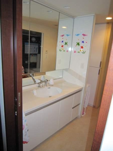 Wash basin, toilet. And spacious