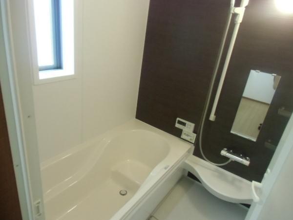 Bathroom. Spacious bathroom that can be bathing with children