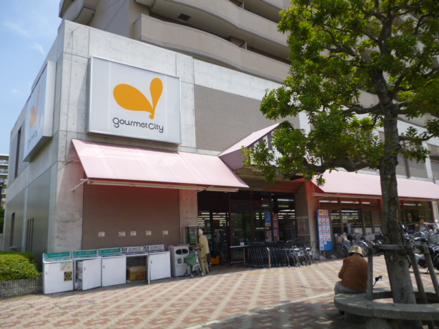 Supermarket. 200m to Gourmet City Kamihozumi store (Super)