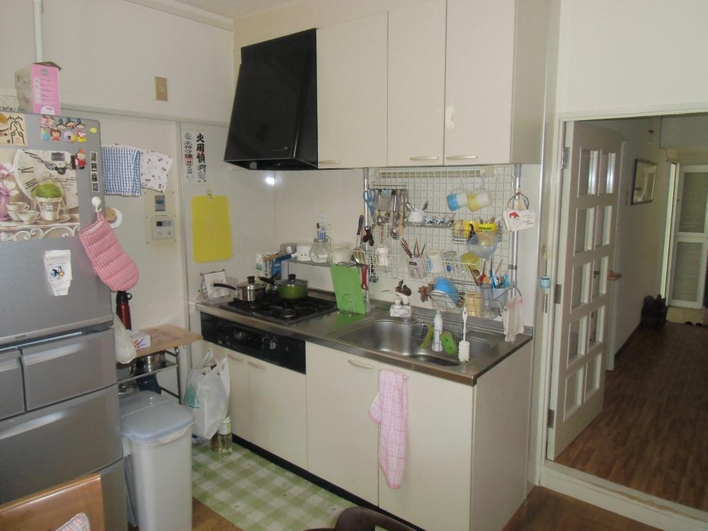 Kitchen. Indoor (10 May 2013) Shooting  ※ It is the scenery use of the current situation.  Other than buildings body equipment, It is not in the sale (delivery) Target.