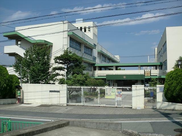 Primary school. Ibaraki Tatsugun to elementary school 1100m