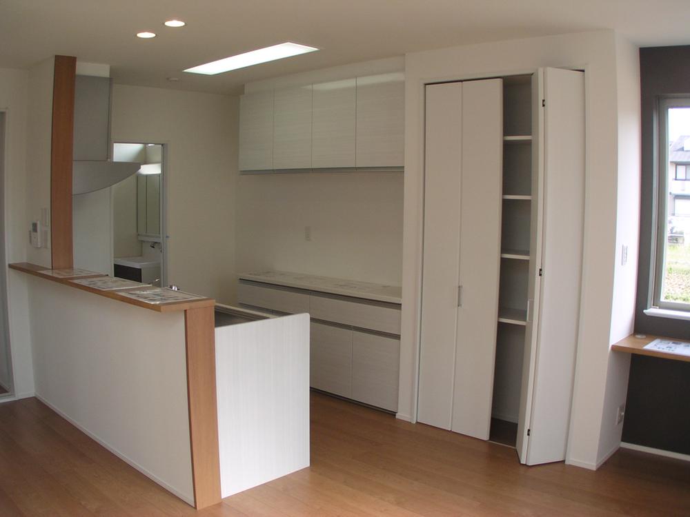 Kitchen. Convenient pantry, such as the storage space is abundant food stock